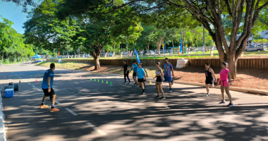 Grupo corre no Parque dos Poderes durante treino do Clube de Corrida do Sesi