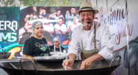 Chefs cozinham ao vivo na Cozinha Show do Prospera MS com ingredientes regionais e público ao redor