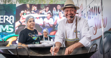 Chefs cozinham ao vivo na Cozinha Show do Prospera MS com ingredientes regionais e público ao redor
