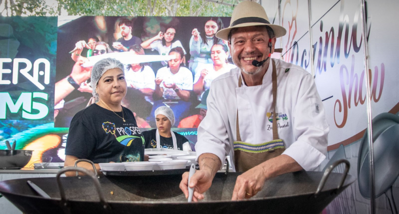 Chefs cozinham ao vivo na Cozinha Show do Prospera MS com ingredientes regionais e público ao redor