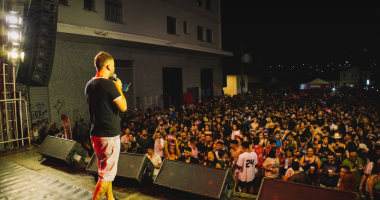 Foliões curtindo o Farofolia ano passado, na Esplanada em Campo Grande