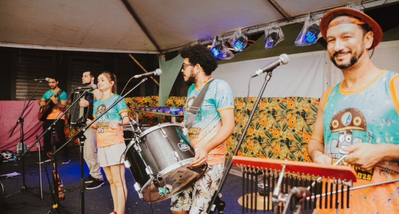 Grupo de Forró se apresentando durante o carnaval de 2026