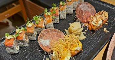 Pratos de sushi com cortes frescos e montagem sofisticada no Hamamatsu Sushi Club em Campo Grande, com iluminação intimista e apresentação impecável.