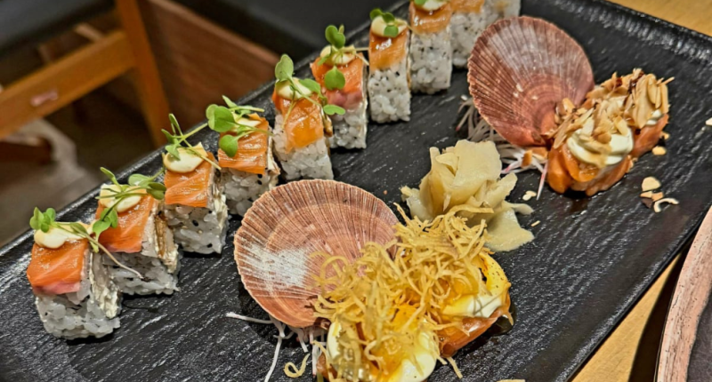Pratos de sushi com cortes frescos e montagem sofisticada no Hamamatsu Sushi Club em Campo Grande, com iluminação intimista e apresentação impecável.