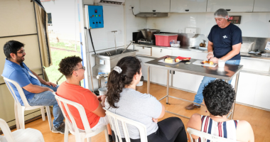 Pessoas participam de oficinas práticas de gastronomia e empreendedorismo durante o Delas Day do ano passado em Campo Grande