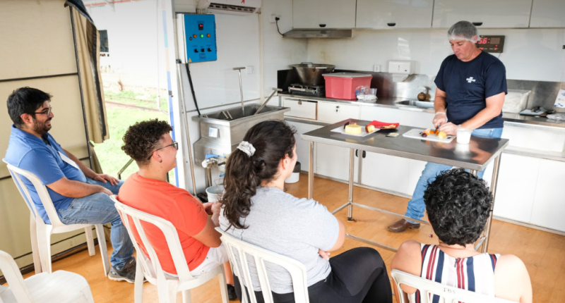 Pessoas participam de oficinas práticas de gastronomia e empreendedorismo durante o Delas Day do ano passado em Campo Grande