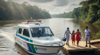 Plataforma flutuante em rio amazônico com estrutura de atendimento de saúde e embarque de pacientes em região de floresta