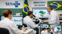 Profissionais de saúde analisam dados epidemiológicos em ambiente hospitalar