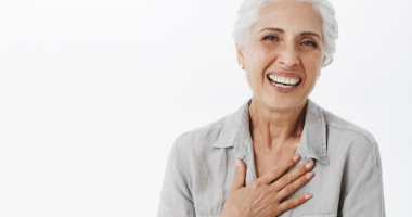 Mulher idosa sorrindo representando cuidados com a saúde da mulher após os 60 anos