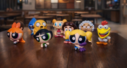 Todos os brinquedos do Cartoon Network e sobre a mesa