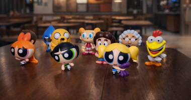 Todos os brinquedos do Cartoon Network e sobre a mesa