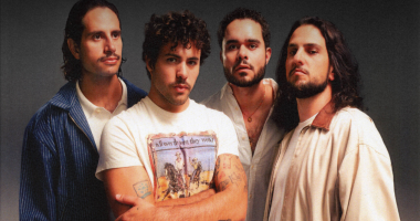 Banda Lagum posando para foto para álbum