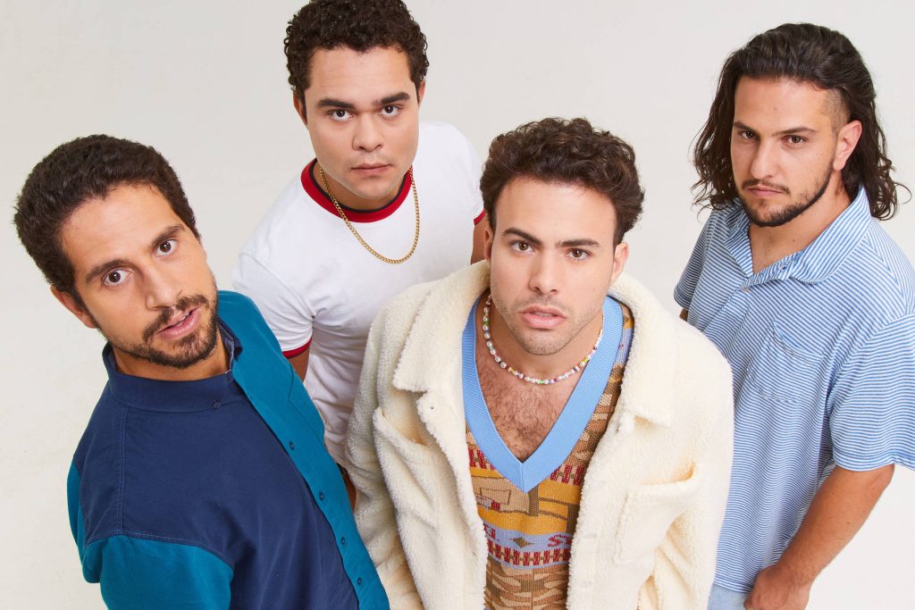 Banda Lagum posando para foto de album