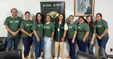 Mulher idosa rural participando de curso sobre saúde e qualidade de vida no campo