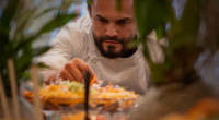 Mesa gastronômica com sushis, sashimis e frutos do mar preparados pelo chef Edu Rejala durante evento Sea Party