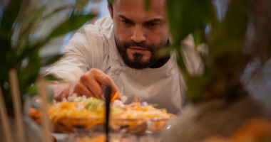 Mesa gastronômica com sushis, sashimis e frutos do mar preparados pelo chef Edu Rejala durante evento Sea Party