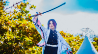 Jovem caracterizado em cosplay participando de concurso cultural