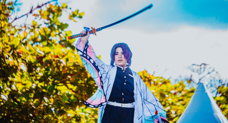 Jovem caracterizado em cosplay participando de concurso cultural
