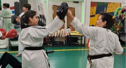 Mulheres participando de aula prática de autodefesa urbana