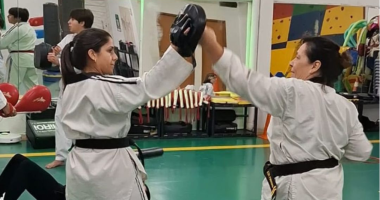 Mulheres participando de aula prática de autodefesa urbana