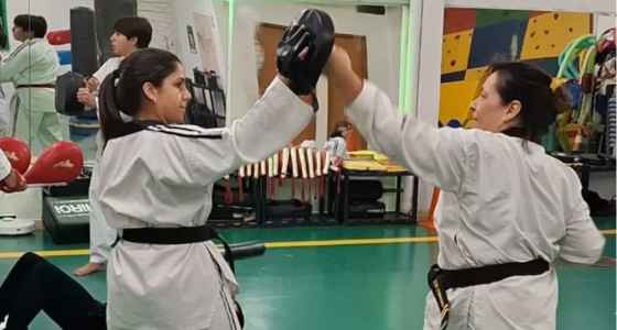 Mulheres participando de aula prática de autodefesa urbana