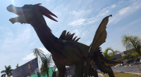 Dragão animatrônico gigante durante exposição temática