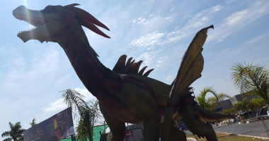 Dragão animatrônico gigante durante exposição temática