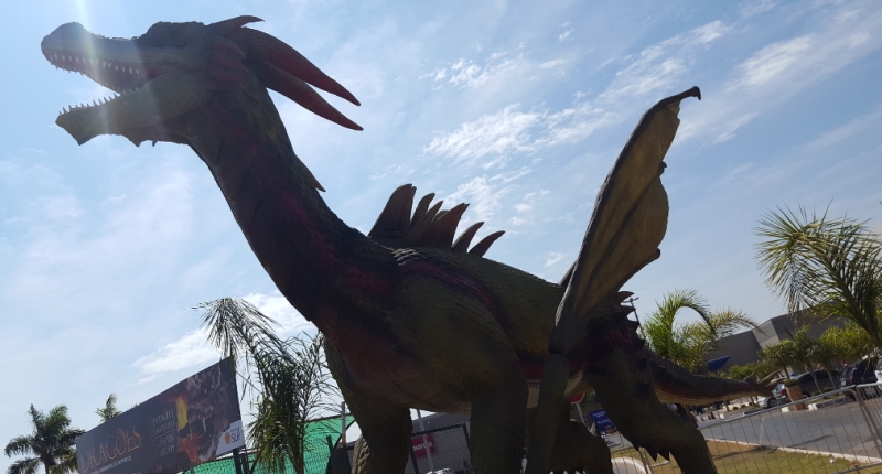 Dragão animatrônico gigante durante exposição temática