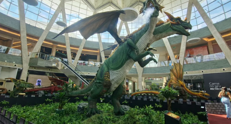 Dragão animatrônico gigante em exposição no shopping Bosque dos Ipês em Campo Grande