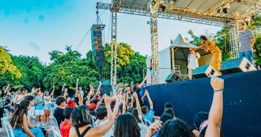Jovens se apresentando durante festival cultural