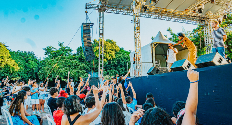 Jovens se apresentando durante festival cultural