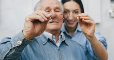 Consulta oftalmológica com exame ocular para diagnóstico e prevenção do glaucoma