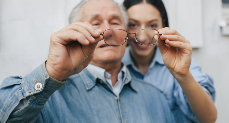 Consulta oftalmológica com exame ocular para diagnóstico e prevenção do glaucoma