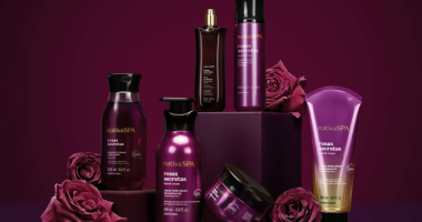 Frascos elegantes da linha Nativa SPA Rosas Secretas com tons rosados e textura cremosa em ambiente sofisticado