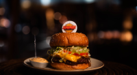Hambúrguer artesanal de ponta de costela com cheddar derretido e cebola caramelizada servido em pão macio no Safari Burger