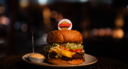 Hambúrguer artesanal de ponta de costela com cheddar derretido e cebola caramelizada servido em pão macio no Safari Burger