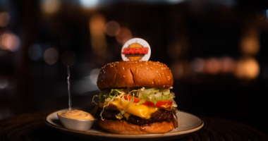 Hambúrguer artesanal de ponta de costela com cheddar derretido e cebola caramelizada servido em pão macio no Safari Burger