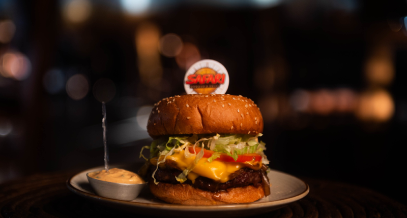 Hambúrguer artesanal de ponta de costela com cheddar derretido e cebola caramelizada servido em pão macio no Safari Burger