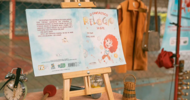 Apresentação cultural com música e teatro em espaço comunitário na periferia de Campo Grande