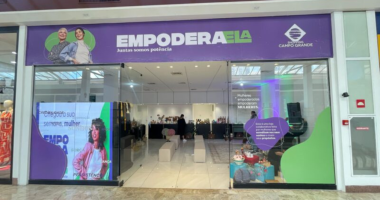 Portal de entrada da feira de empreendedoras no Shopping Campo Grande durante programação do Dia da Mulher
