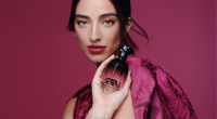 frasco de perfume sofisticado com pétalas de rosa e iluminação suave, transmitindo elegância e sensualidade