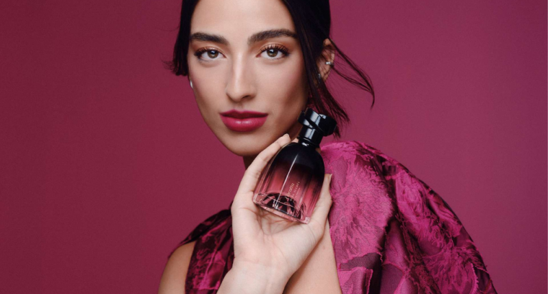 frasco de perfume sofisticado com pétalas de rosa e iluminação suave, transmitindo elegância e sensualidade