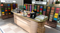 Boutique Nespresso com exposição de cápsulas e máquinas em ambiente sofisticado de café