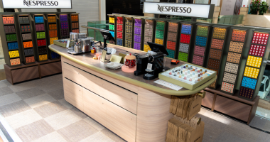 Boutique Nespresso com exposição de cápsulas e máquinas em ambiente sofisticado de café