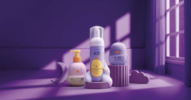 Produtos Boti Baby Lua ao lado de bebê dormindo em ambiente com luz suave e atmosfera acolhedora