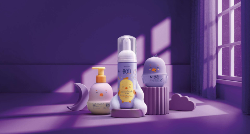 Produtos Boti Baby Lua ao lado de bebê dormindo em ambiente com luz suave e atmosfera acolhedora
