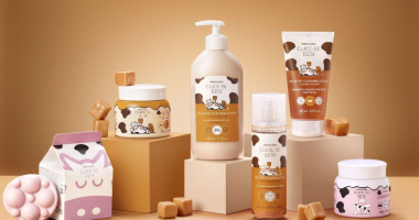 Produtos de cuidados corporais com textura cremosa e fragrância doce de caramelo dispostos em ambiente aconchegante