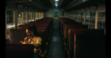 Mãe observando filho em diferentes fases da vida simbolizando despedidas e crescimento