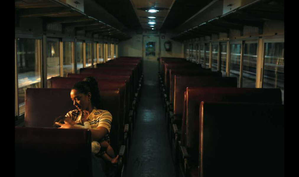 Mãe observando filho em diferentes fases da vida simbolizando despedidas e crescimento