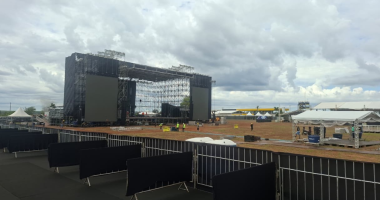 Estrutura gigantesca de palco sendo montada no autódromo para show do Guns N’ Roses com equipamentos e torres de som